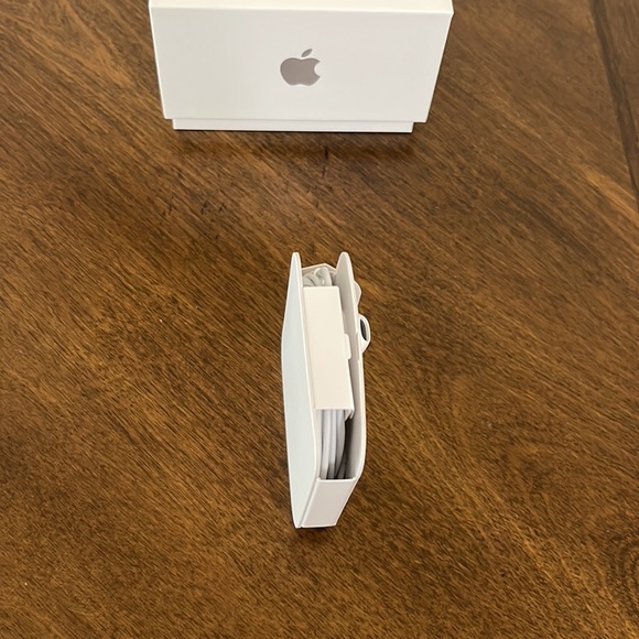 New Apple earphones for IPhone. - Picture 3 of 5